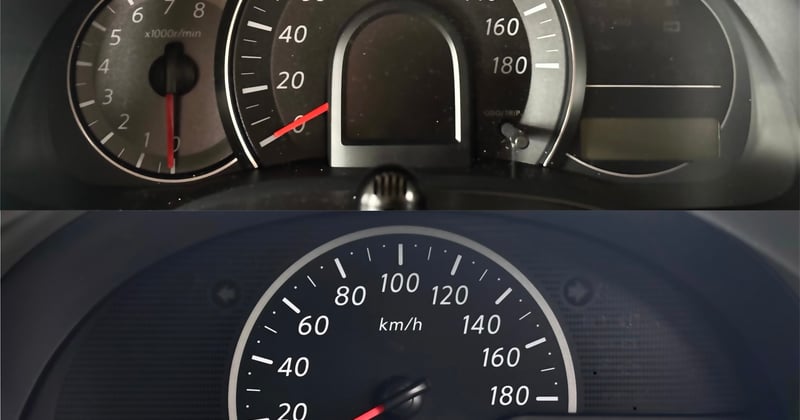 Worauf können rot weiße Warntafeln an Fahrzeugen hinweisen?
